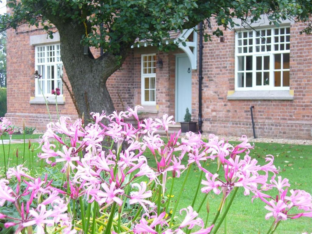 New Hall Farm Ellesmere Port Exterior foto